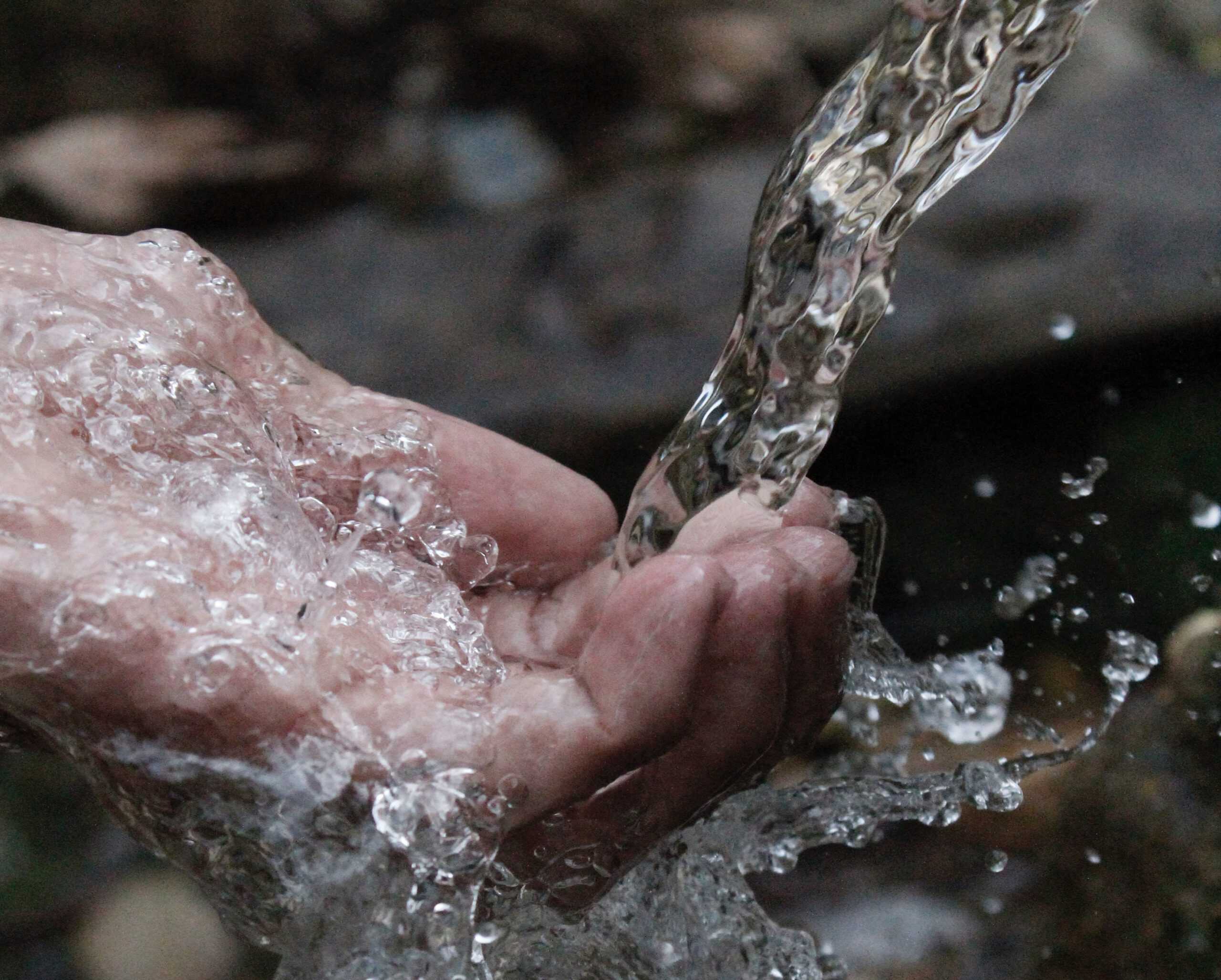 Mano acqua coralba